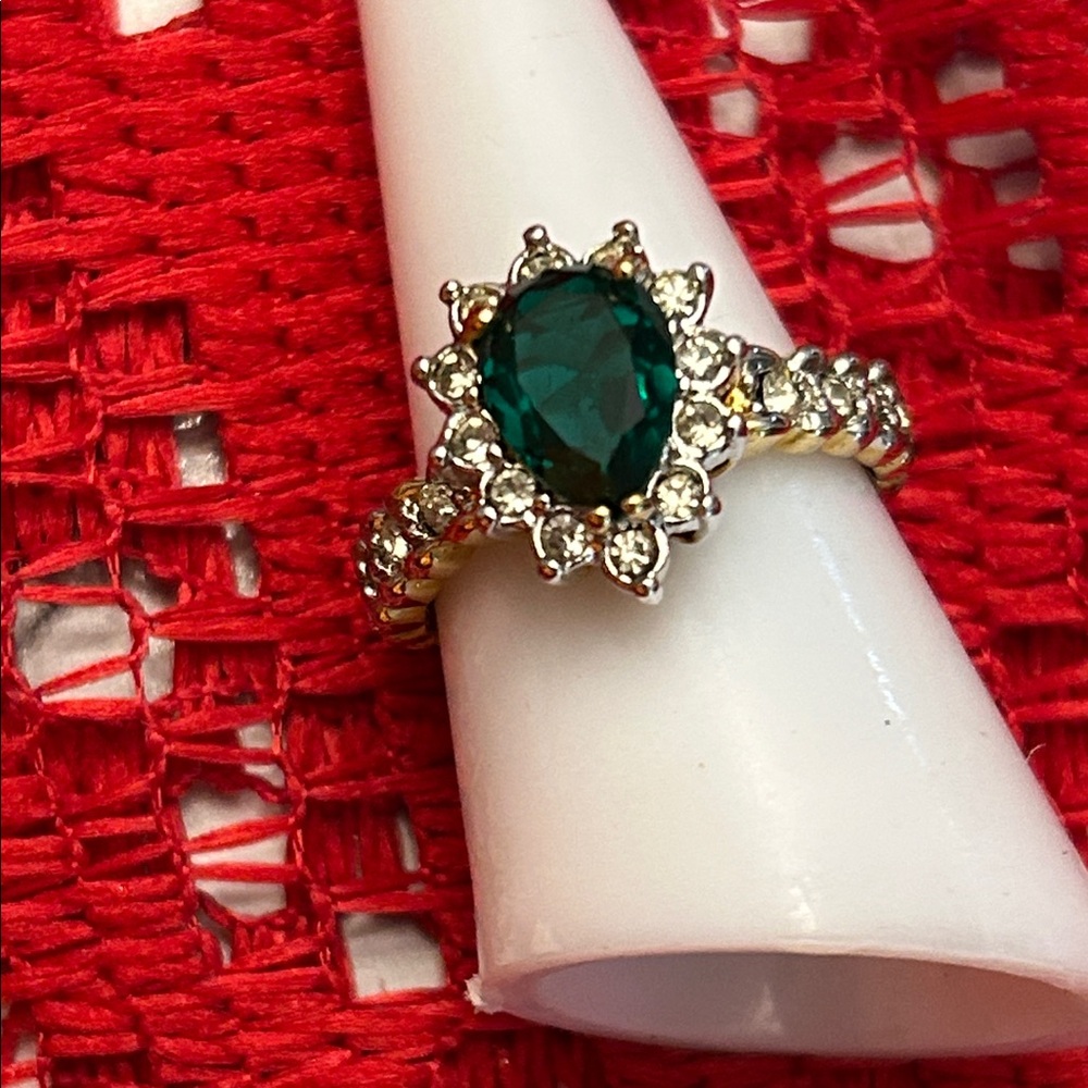 Elegant Green and Gold Women's Ring